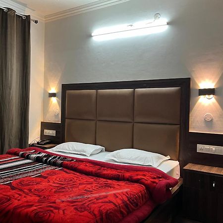 Hotel Premier Mall Road Manali Exteriör bild