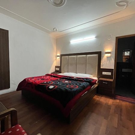 Hotel Premier Mall Road Manali Exteriör bild