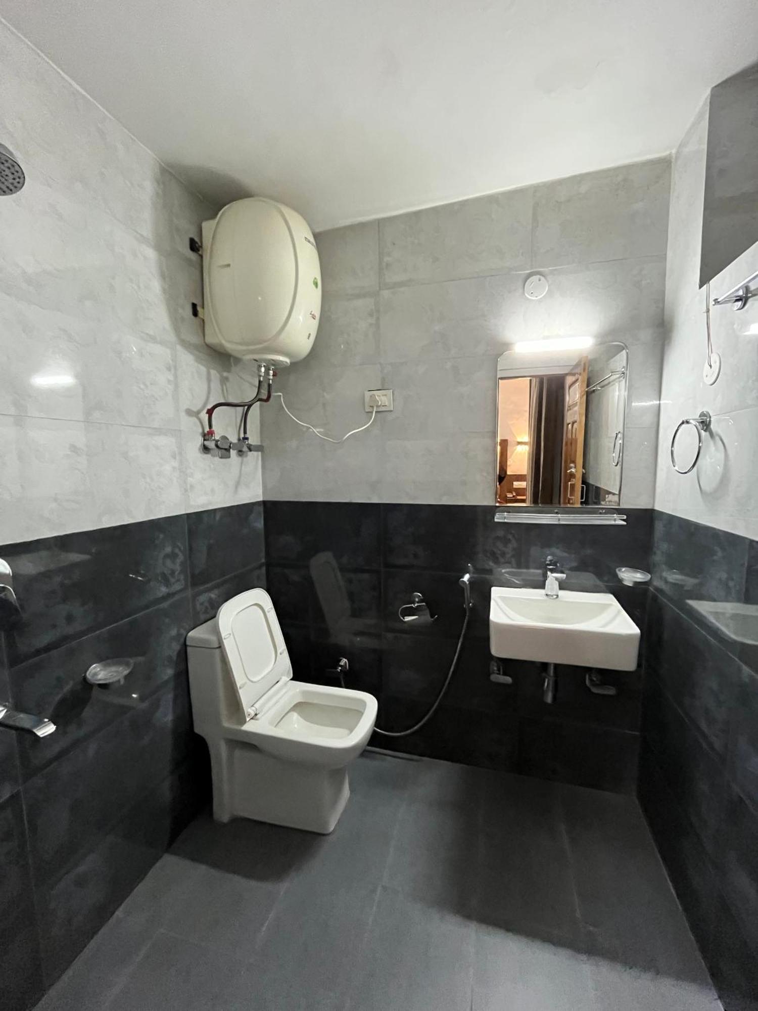 Hotel Premier Mall Road Manali Exteriör bild