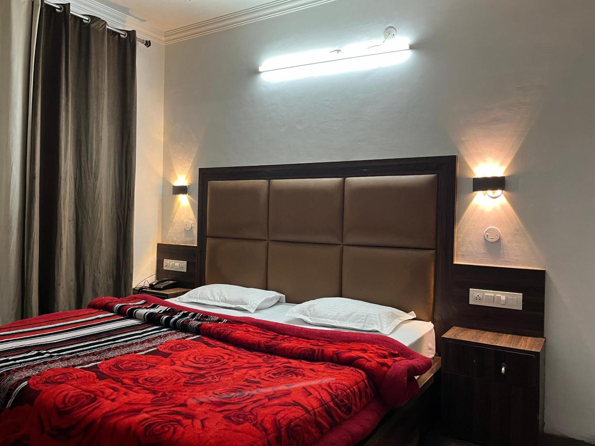 Hotel Premier Mall Road Manali Exteriör bild