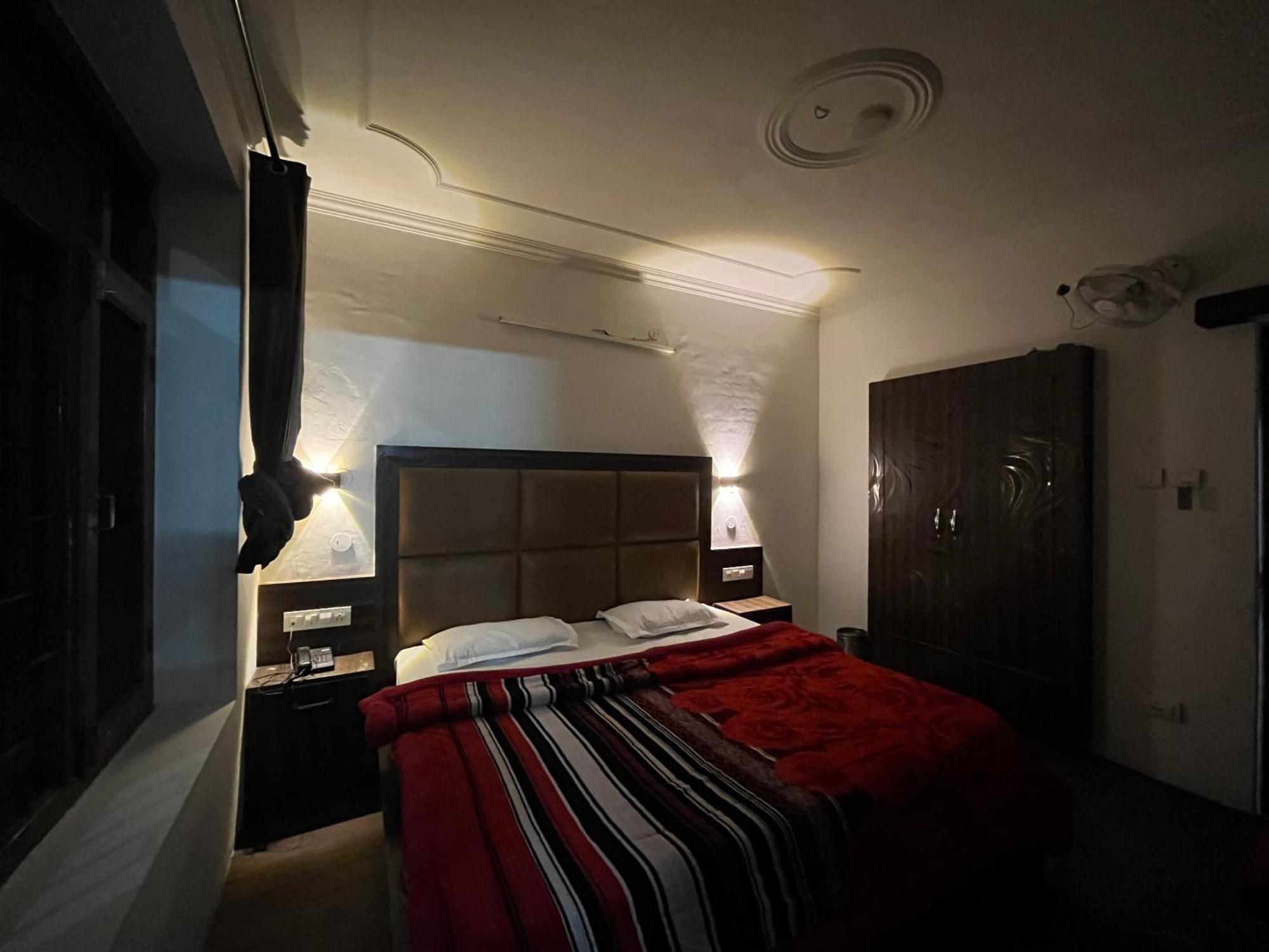 Hotel Premier Mall Road Manali Exteriör bild