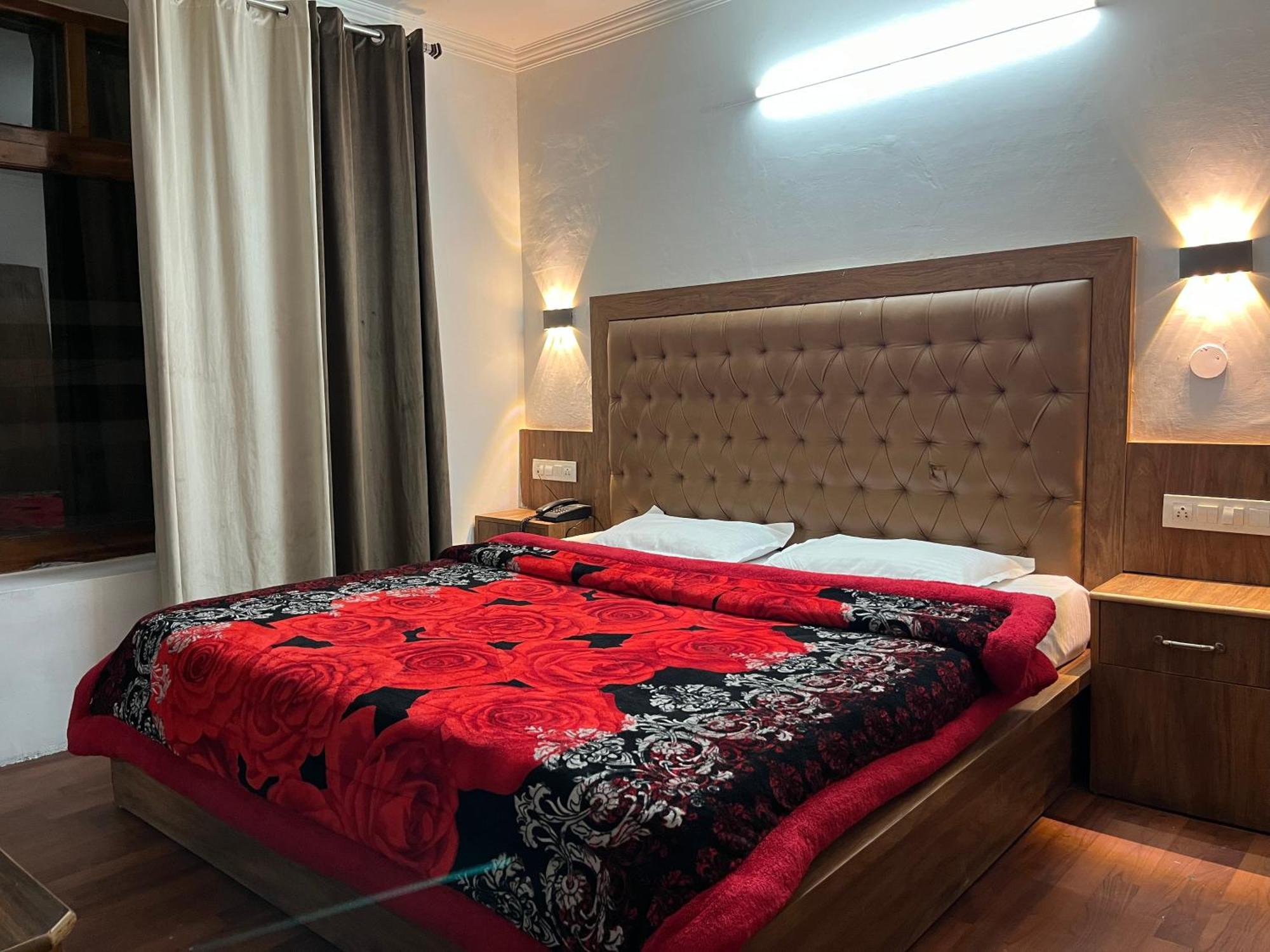 Hotel Premier Mall Road Manali Exteriör bild