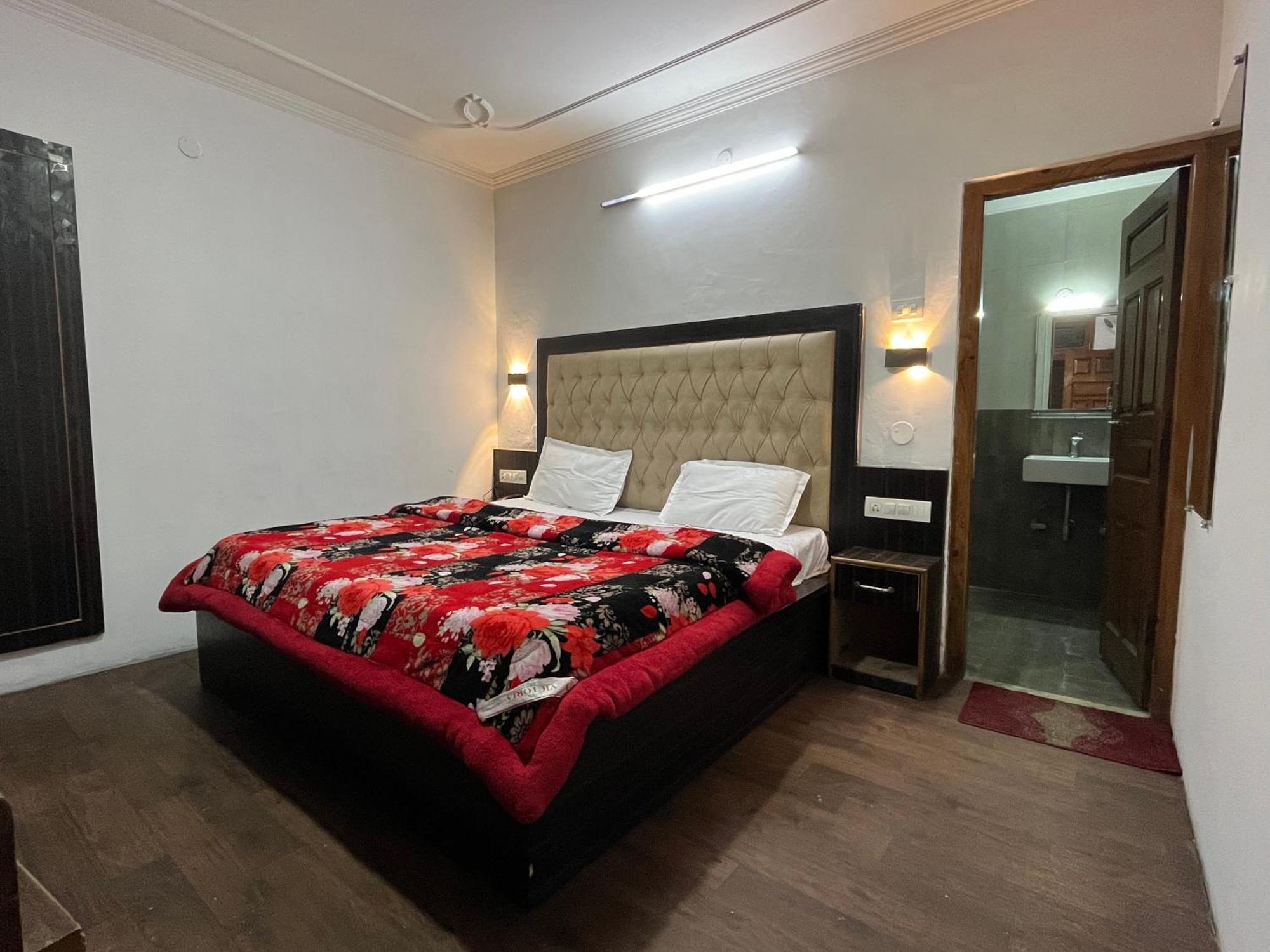 Hotel Premier Mall Road Manali Exteriör bild