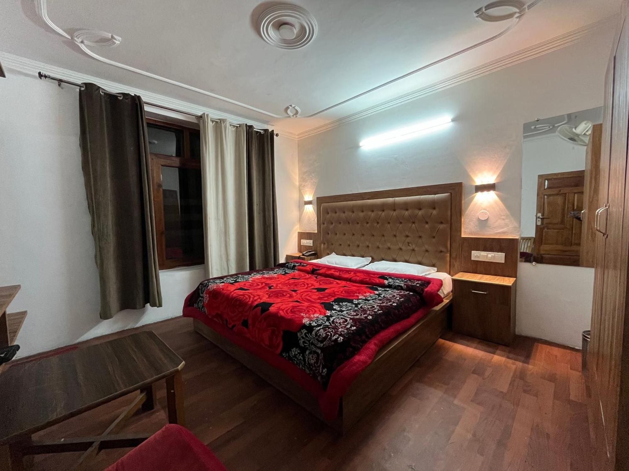 Hotel Premier Mall Road Manali Exteriör bild
