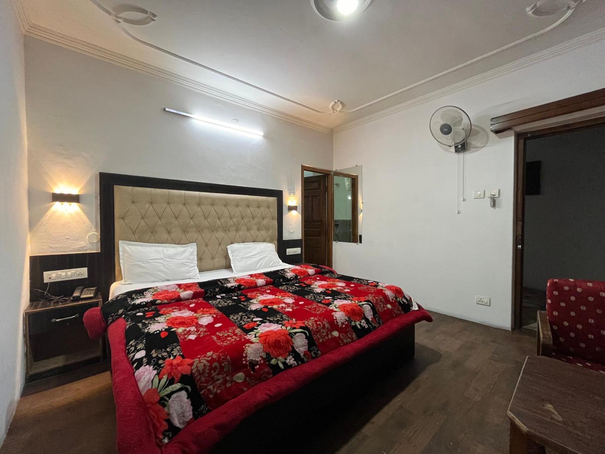 Hotel Premier Mall Road Manali Exteriör bild