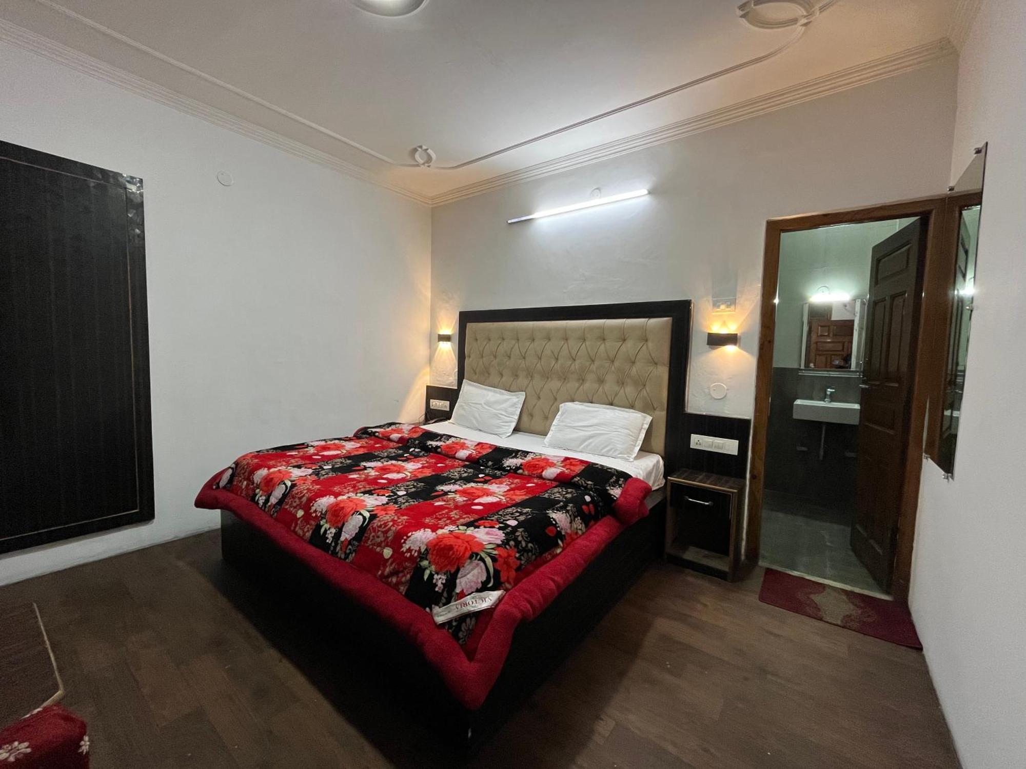 Hotel Premier Mall Road Manali Exteriör bild