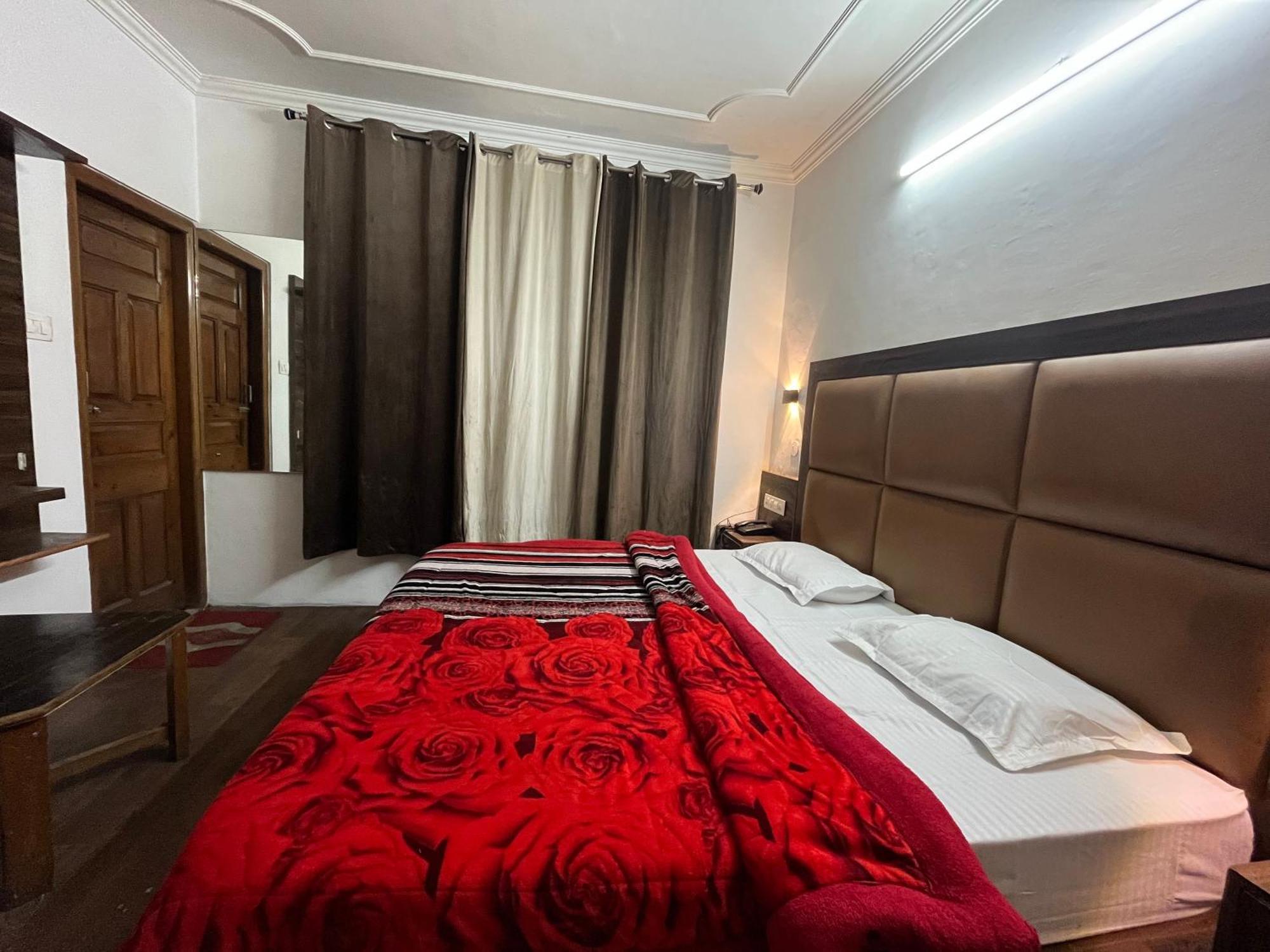Hotel Premier Mall Road Manali Exteriör bild