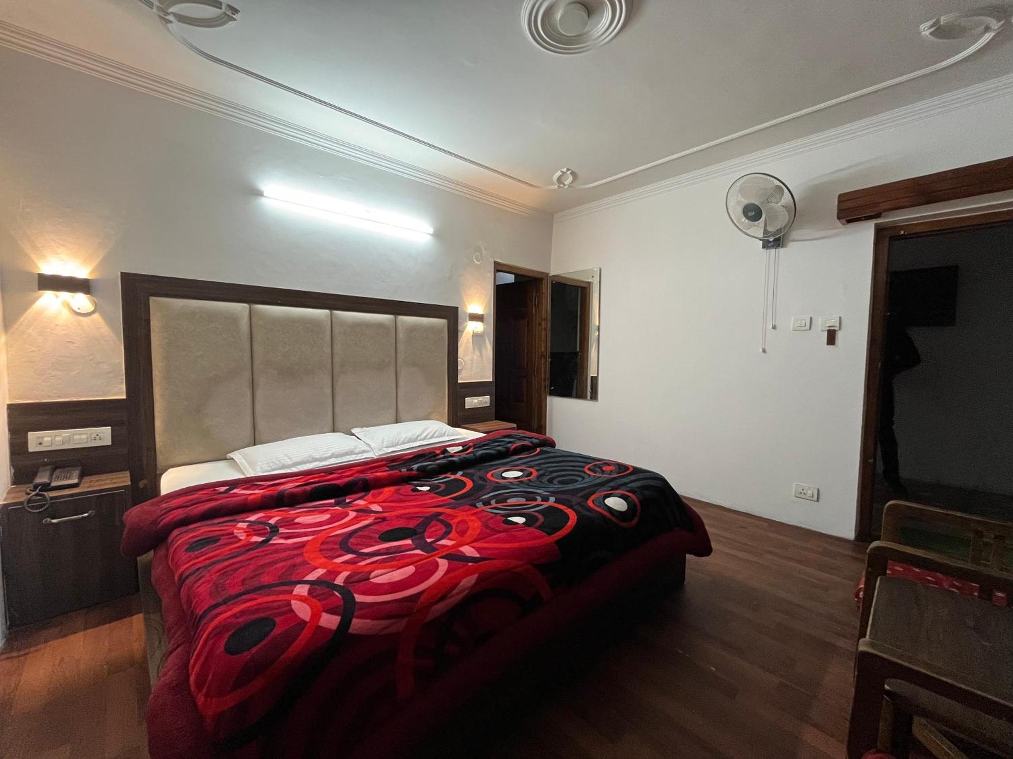 Hotel Premier Mall Road Manali Exteriör bild