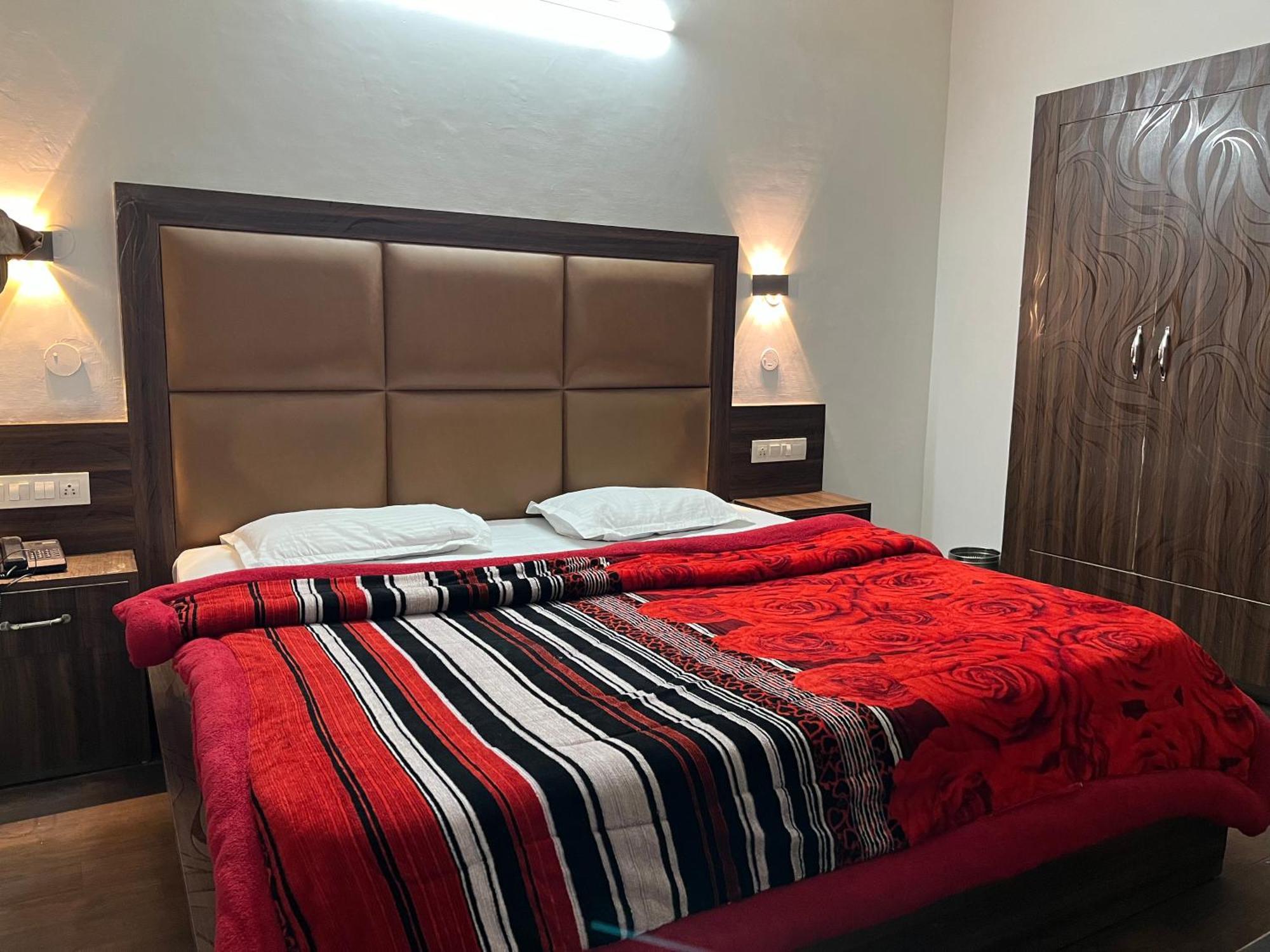 Hotel Premier Mall Road Manali Exteriör bild